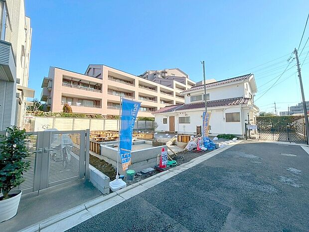 【前面道路含む現地写真】住みやすさと利便性を兼ね備えた立地。高い住宅性能を備えた安心で暮らしやすい住まいです。