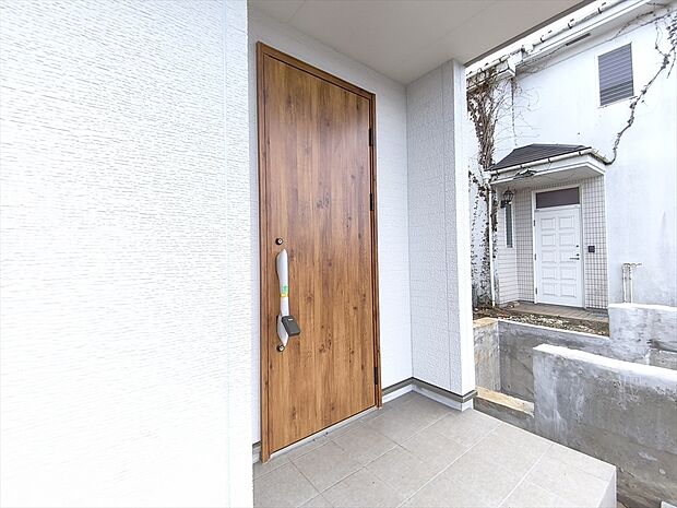 【玄関】玄関はおうちの顔です。いつも明るくキレイな状態でご家族の帰りをお待ちします。お子様のお留守番にも安心なTVモニター付インターホン完備です。
