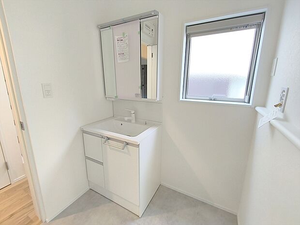 【洗面所】清潔なパウダールームは身だしなみチェックや肌のお手入れに最適です。収納もあり、スッキリと見映えの良い空間に拵えました。時間に余裕とゆとりを持たせます。
