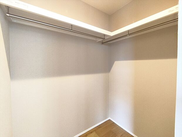 【【WIC】】ウォーク・イン・クローゼット完備の充実した収納スペースでいつもすっきりと整理整頓！
