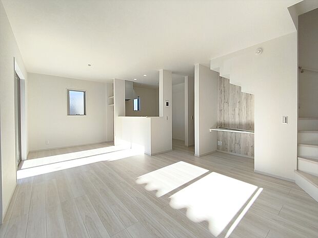 【リビング】のびやかに広がるリビングは、一年を通して爽やかな光と風に癒される家族のなごみ空間です。
