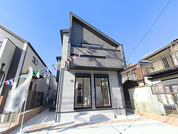 【現地外観写真】建物の基礎・構造といった目には見えにくい部分もしっかりこだわったお家です。安心して永くお住まいいただけます。
