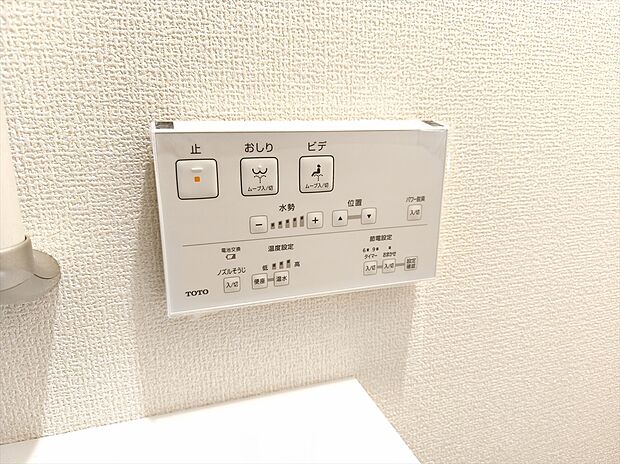 【【温水洗浄便座】】メーカーによってはウォシュレット・シャワートイレともいいますね♪魅力は清潔な状態をキープする事が出来、冬になると便座が冷たいなんて思いもしなくてすみます！！