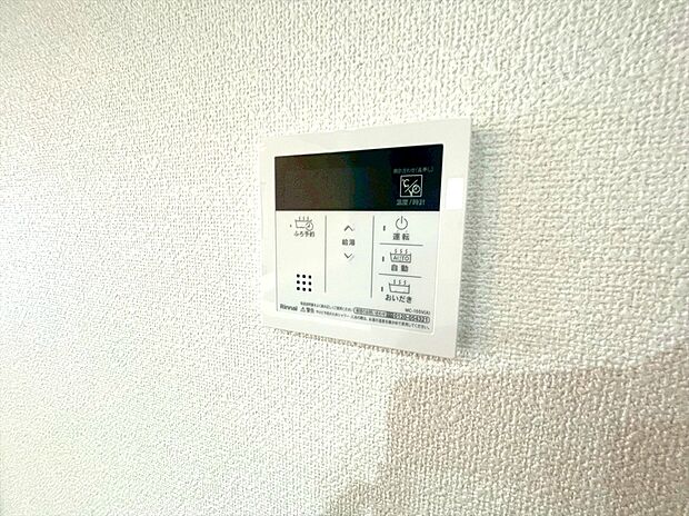 【オートバス】湯量・湯温の設定、そして保温までワンタッチのオートバス。便利な追い炊き機能付きです。
