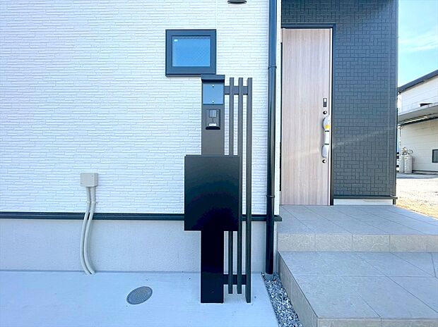 【玄関】家の顔となる玄関は、格調高いデザイン性が求められます。玄関は、高級感と断熱性、防犯性に優れた玄関ドアを標準装備。