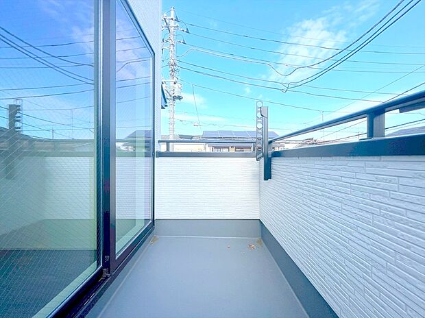 【バルコニー】たっぷりの陽光と心地よい風が舞い込むバルコニー。たくさんのお洗濯物も一気に片付きます！