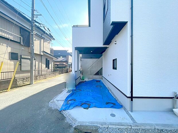 【カースペース】ビルトインのカースペース。雨の日のお出かけも快適です！
