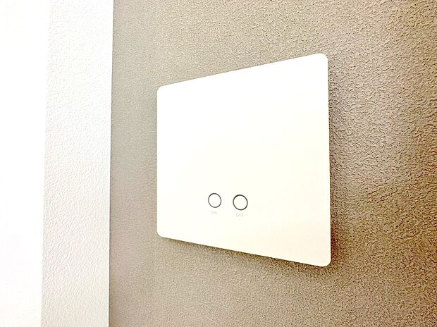 【床暖房】リビングには床暖房を標準で完備します。空気を汚さずに室内を快適な温度に保ちますので、小さなお子様やご年配の方にも安心です。
