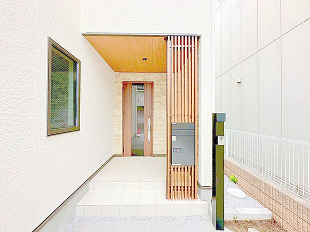 【宅配BOX】不在中でも荷物が受け取れる「宅配ボックス」付！安心してお出かけ出来ますね！