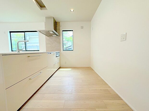 【キッチン】対面キッチなのでリビングにいる家族の様子がうかがえるので小さなお子様がいても安心ですね。
