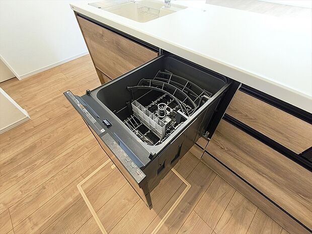 【食洗機】ビルトインの食器洗乾燥機で家事をサポートします。
