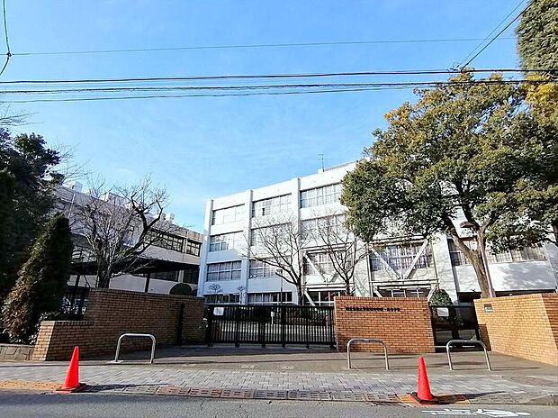 私立国立音楽大学附属高校（約381m）