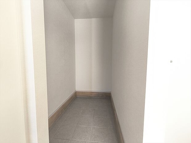 【土間収納】玄関は清潔感のある空間にしたいもの。ご家族が多いご家庭にはとても便利な土間収納付きです。
