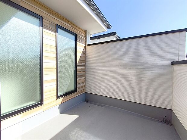 【バルコニー】お洗濯ものや布団を干したりするのに十分なスペースを取ったバルコニーは大変便利です。