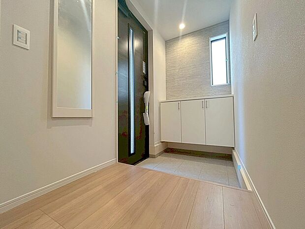 【玄関】毎日利用する玄関は明るく快適に！採光を考え抜いて造られた玄関は「行き」も「帰り」も優しく家族を送り出し出迎えてくれます。