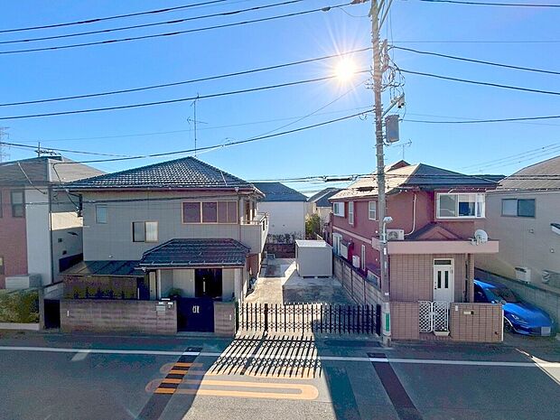 【眺望】周囲にはスーパーをはじめとした買い物施設も揃っています。住みやすさと利便性を兼ね備えた環境です。