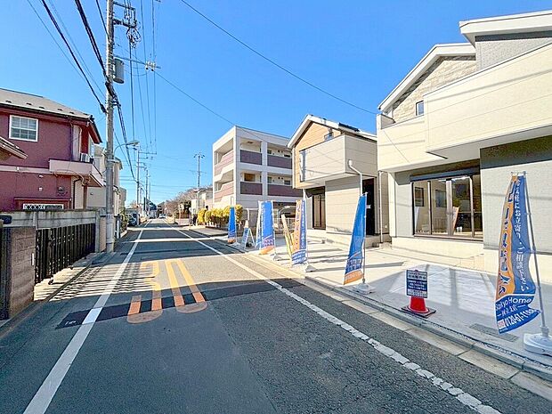 【前面道路含む現地写真】閑静な住宅街に建つ全2棟