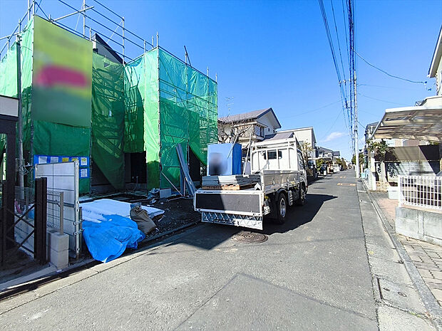 【前面道路含む現地写真】外壁にサイディング利用で、長く住んでも汚れにくい特徴があります。「ずっと住み続ける家」を実現した邸宅です。