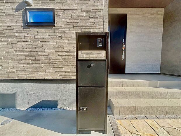 【宅配ＢOX】不在中でも荷物が受け取れる「宅配ボックス」付！　安心してお出かけが出来ますね！
