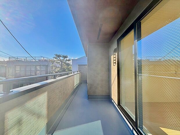 【バルコニー】南面からの採光と通風が望めるバルコニー！お洗濯にもうれしいですね。また、静かな住環境を再認識させられます