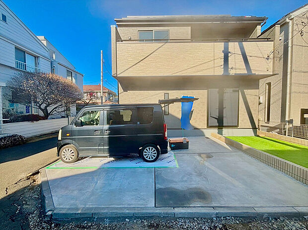 【カースペース】急な来客や、家族車2台でも安心！並列駐車できます。前面道路もゆとりがあり、車の出し入れも楽々！
