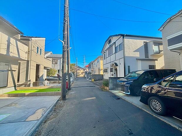 【前面道路含む現地写真】前面道路は車通りも少なく、お子さまのいるご家庭でも安心ですね。