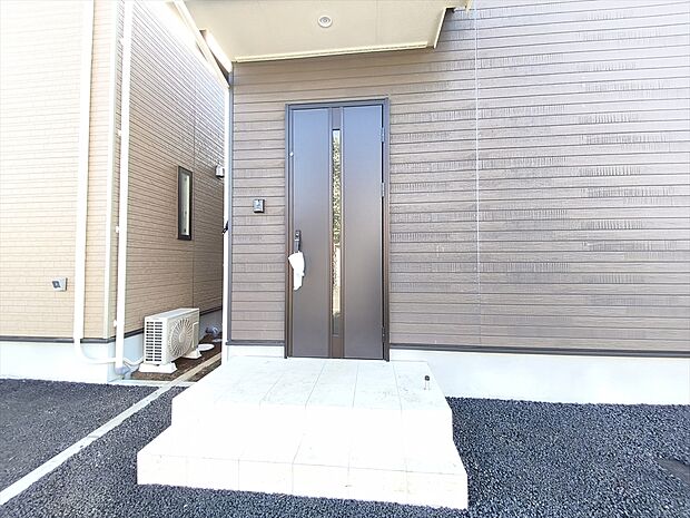 【玄関】玄関はおうちの顔です。いつも明るくキレイな状態でご家族の帰りをお待ちします。お子様のお留守番にも安心なTVモニター付インターホン完備です。