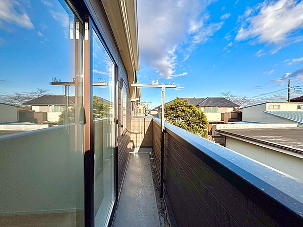 【バルコニー】お洗濯ものや布団を干したりするのに十分なスペースを取ったバルコニーは大変便利です。