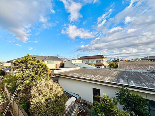 【眺望】南東向きのため日当たり良好です！お部屋も心も明るく、新鮮な空気がいっぱいです。
