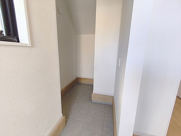 【土間収納】玄関横の土間収納。靴はもちろんスポーツ用品や雨具などの収納にも便利です。
