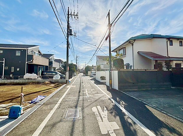 【前面道路含む現地写真】緑の潤いと開放感を感じられる静かで落ち着いた住環境です。

