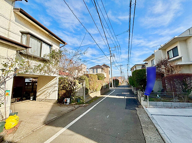 【前面道路含む現地写真】周囲にはスーパーをはじめとした買い物施設も揃っています。住みやすさと利便性を兼ね備えた環境です。
