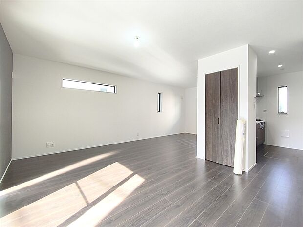 【リビング】オープンでのびやかな空間を生み出すこだわりの「広がり」と「ゆとり」。家族と過ごす時間を大切にした住空間です。
