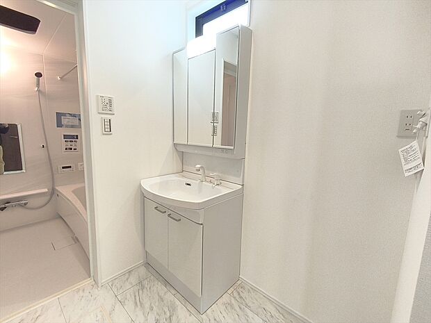 【洗面所】サニタリースペースには窓が備えられております。毎朝の身支度も、陽の光差し込む明るい空間で、快適にお使い頂けそうです。
