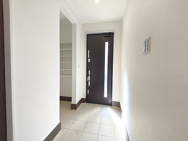 【玄関】玄関は清潔感のある空間にしたいもの。ご家族が多いご家庭にはとても便利なシューズ・イン・クローゼット付きです。