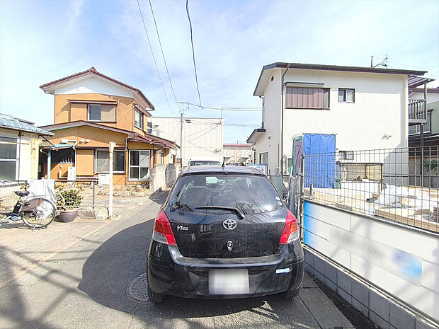 【前面道路含む現地写真】穏やかな雰囲気漂う、緑と調和した街並みに建つ新築一戸建て。

