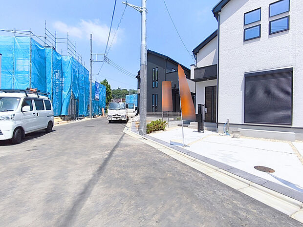 【前面道路含む現地写真】安心してお住まいいただける設備、仕様。日々の暮らしをより快適にお過ごしいただけます!