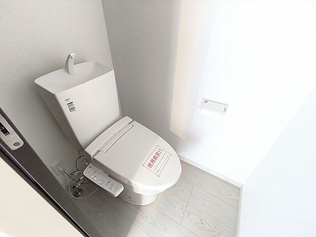 【トイレ】家族みんなが忙しい朝の時間帯には嬉しい１F・２Fトイレ設置。ともにウォシュレット付です。小窓もついております。いつも使うトイレだからこそ、こだわりたいです