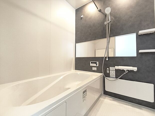 【浴室】一日の疲れを癒しながら、お子様と一緒にバスタイムも楽しめる清潔感あふれる浴室です。浴室は換気・乾燥・暖房機能付きなので、雨の日のお洗濯や寒い冬でも1年中快適です。