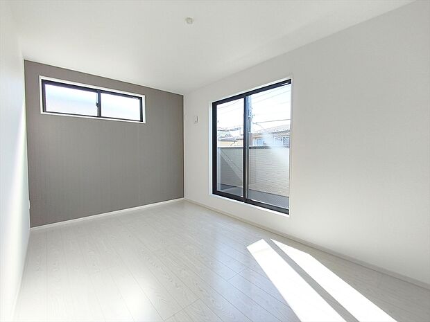 【洋室】大きな窓からはお陽さまの光や爽やかな風をたっぷり取り込めます。室内はいつも明るい印象なので気持ちの良い朝を迎えられます。毎日の生活も明るくなりそう。