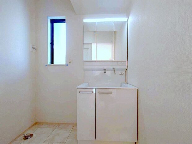 【洗面台】大きな三面鏡がついた洗面化粧台。鏡の裏にも収納があり洗面台がすっきりと片付きます。朝の身支度にも大変便利です。