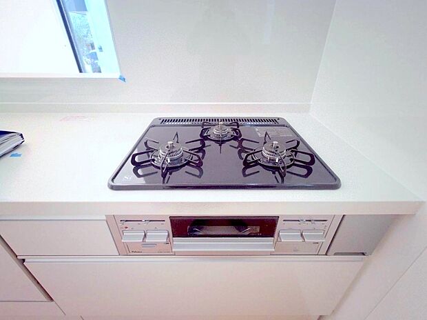 【3口ガスコンロ】 凹凸が少ないフラットトップなのでお掃除もラクラクです。
