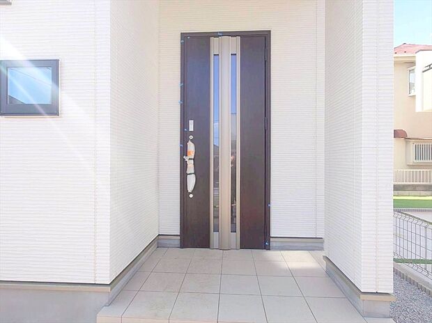 【玄関】玄関ドアはカードキー付！タッチするだけでいいので両手がふさがっていもらくらく解錠！
