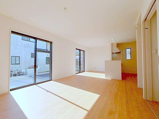 【リビング】南向きの大きな窓からは柔らかな光が差し込み、１年を通して明るくリビングを照らしてくれます。自然と家族の笑顔と心穏やかな一時を感じる事ができる、そんな空間になりました。