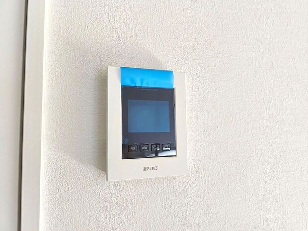 【【モニター付きインターホン】】玄関を確認しなくても誰が来たのかすぐわかります。訪問者を確認してから会話することができますので安心して対応できます。