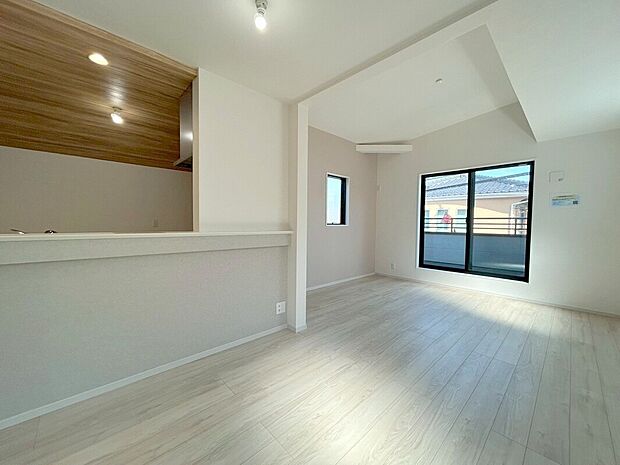 【【カウンターキッチン】】対面キッチなのでリビングにいる家族の様子がうかがえるので小さなお子様がいても安心ですね。