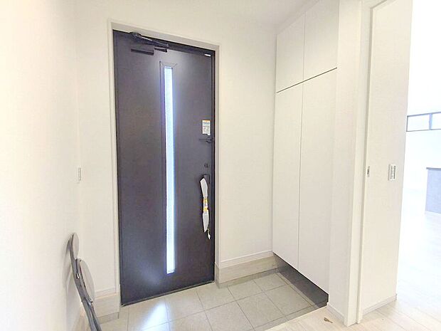 【玄関】清潔感のある白のシューズボックスを完備しました。