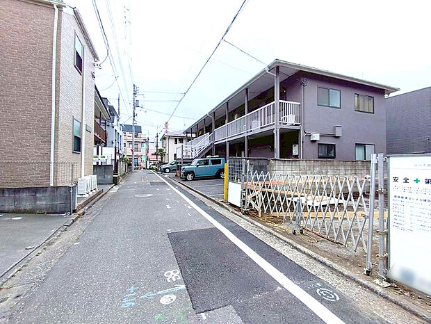 【前面道路含む外観】便利なコンビニ徒歩3分!