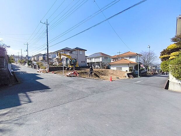 【前面道路含む現地写真】角地に立地しており、日照・通風ともに良好な住環境です。
