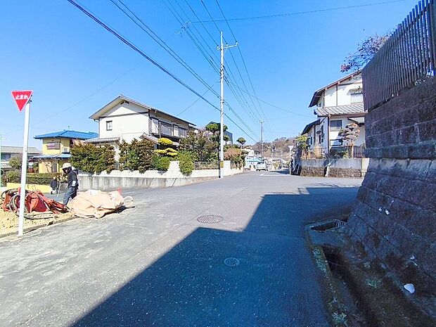 【前面道路含む現地写真】子育てにも嬉しい、緑豊かな自然が広がる閑静な住宅地です。この機会に是非現地をご覧ください。